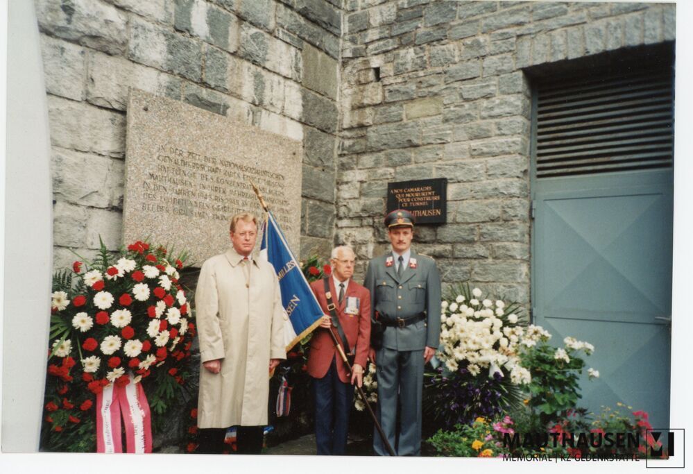 4.16.0116.jpg; 4.16.0116; Der KZ-Überlebende und Fahnenträger der Amicale de Mauthausen, Pablo Escribano (Mitte), mit dem Kärntner Landeshauptmann Christof Zernatto vor dem Eingang zum Loibl-Tunnel und Gedenkbereich des ehemaligen KZ-Außenlagers Loibl-Nord;