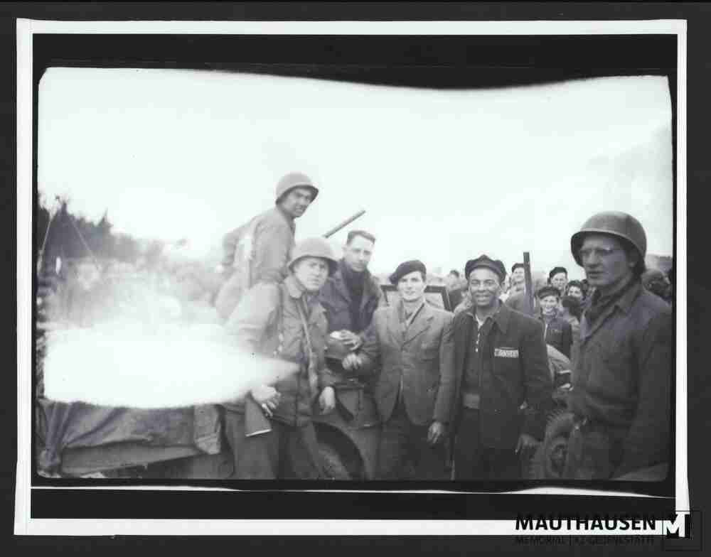 4.2.3.002.B4.jpg; 4.2.3.002.B4; Befreites KZ Mauthausen: Soldaten der US Army und Überlebende posieren an einem Jeep ;