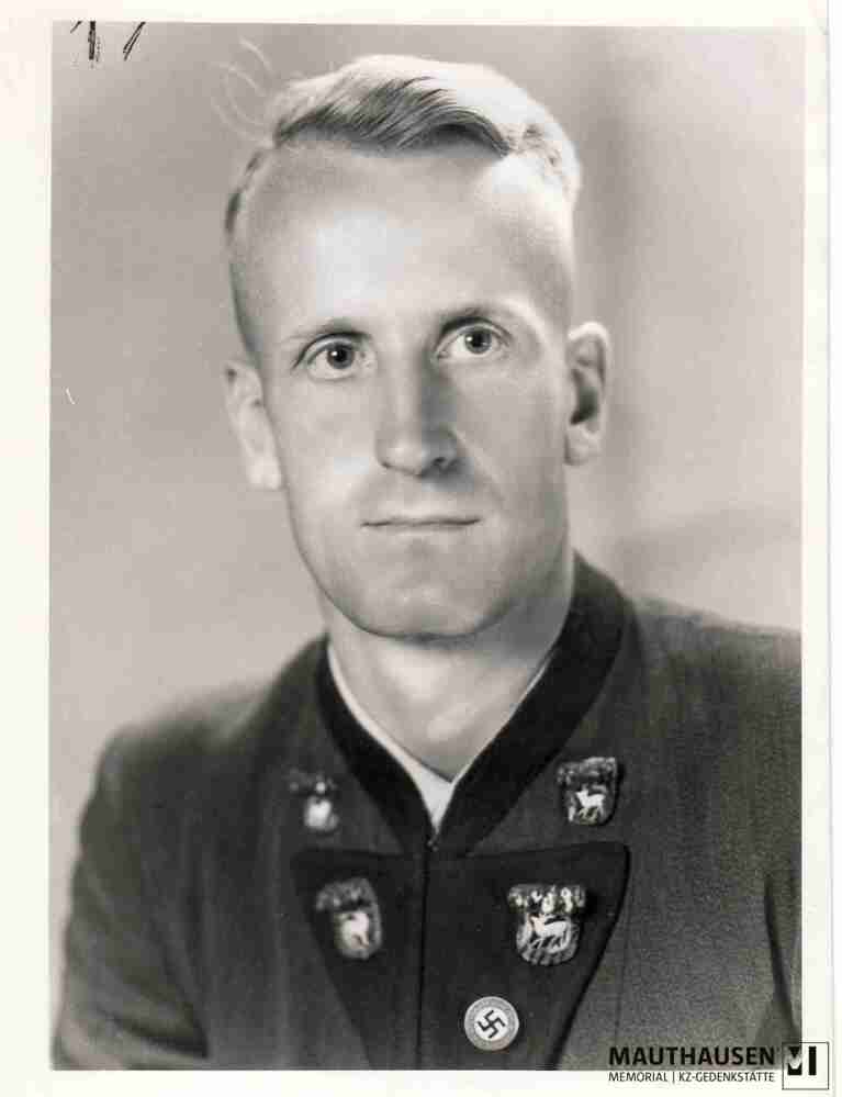 4.2.4.17.jpg; 4.2.4.17; KZ Mauthausen: Portraitfoto eines nicht identifizierten SS- oder Gestapoangehörigen ;