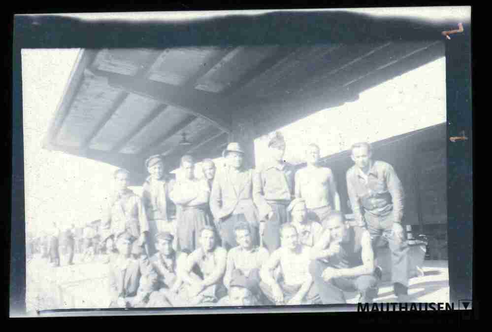 4.2.4.41.jpg; 4.2.4.41; Gruppenfoto auf einem Bahnsteig, Ort unbekannt ;