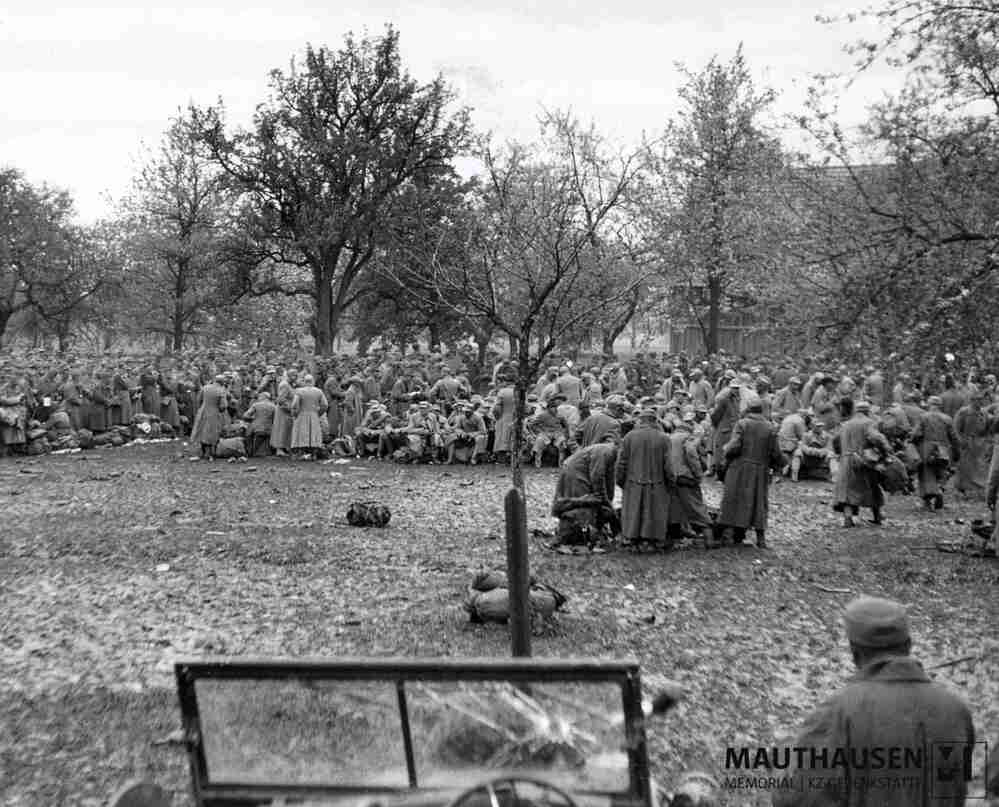 4.9.019.jpg; 4.9.019; Kriegsgefangene Soldaten auf Streuobstwiese;