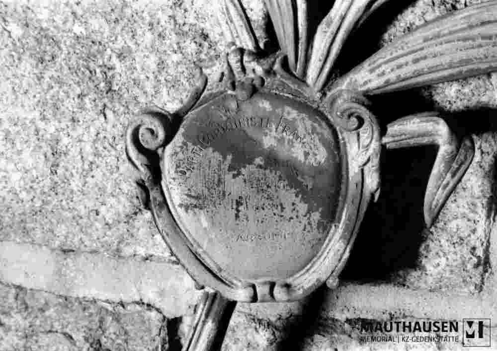 6.1.0003_01-03-004-01.jpg; 6.1.0003; Gedenkzeichen der Französischen Kommunistischen Partei Argueil; Ehrenzweig