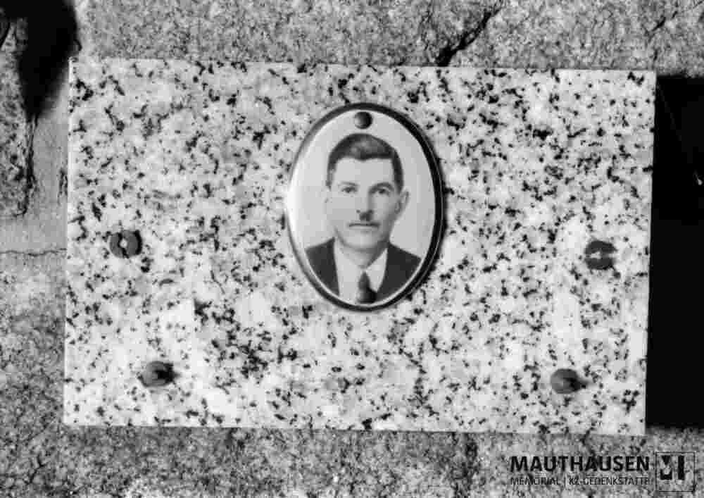 6.1.0004_01-03-005-01.jpg; 6.1.0004; Gedenktafel mit Fotomedaillon / Porträtfoto einer unbekannten Person; Tafel mit Fotomedaillon