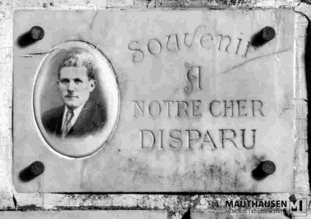 6.1.0055_01-03-056-01.jpg; 6.1.0055; Tafel mit Fotomedaillon für einen unbekannten Deportierten; Tafel mit Fotomedaillon