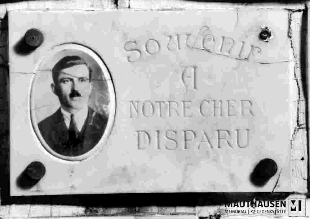 6.1.0089_01-03-090-01.jpg; 6.1.0089; Tafel mit Fotomedaillon für einen unbekannten Deportierten; Tafel mit Fotomedaillon