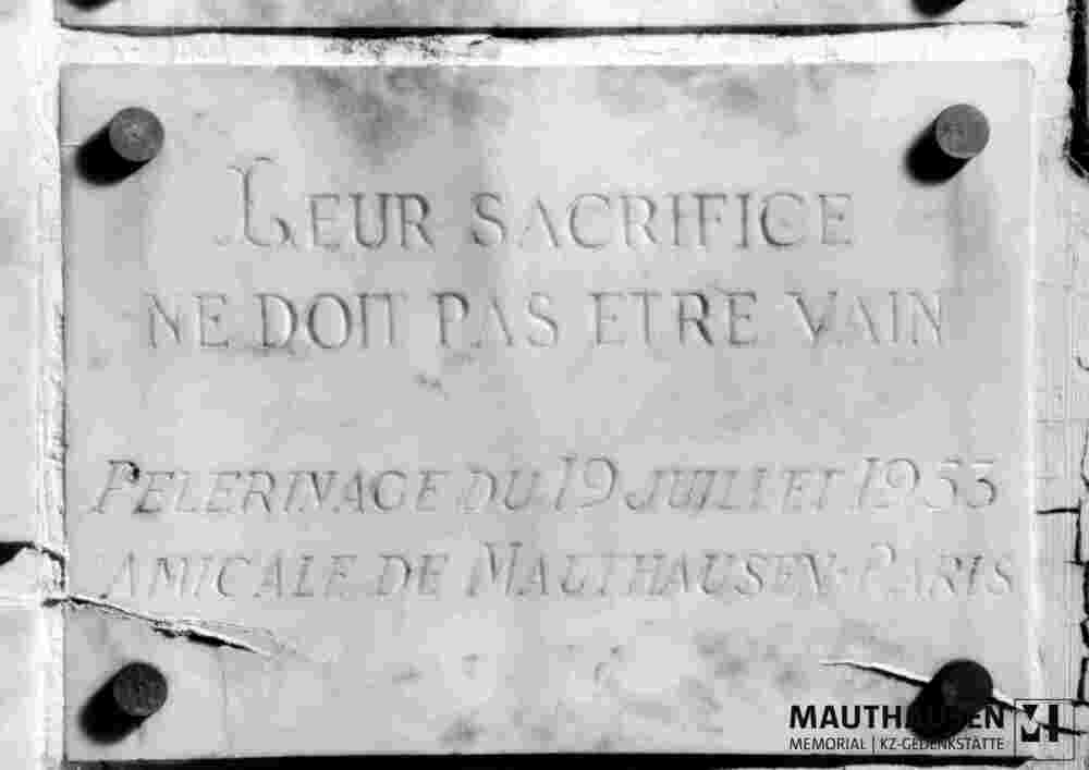 6.1.0105_01-03-106-01.jpg; 6.1.0105; kollektive Gedenktafel der Amicale de Mauthausen; Gedenktafel