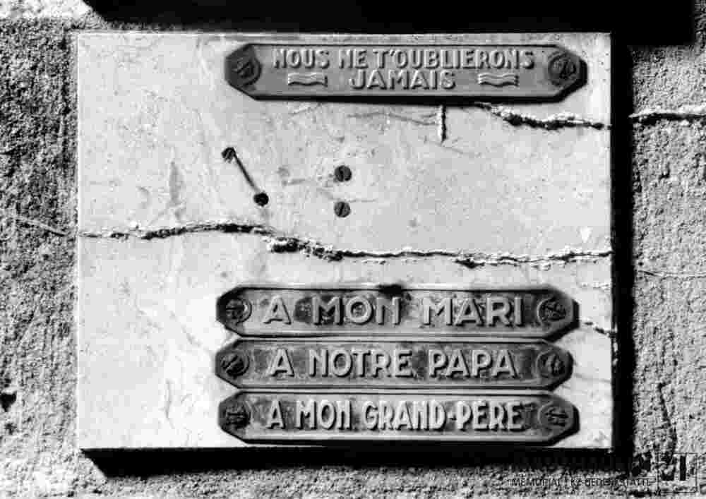6.1.0207_01-03-207-01.jpg; 6.1.0207; Tafel mit vier Schrifttafeln, Teile fehlen für einen unbekannten Deportierten; Tafel mit vier Schrifttafeln, Teile fehlen