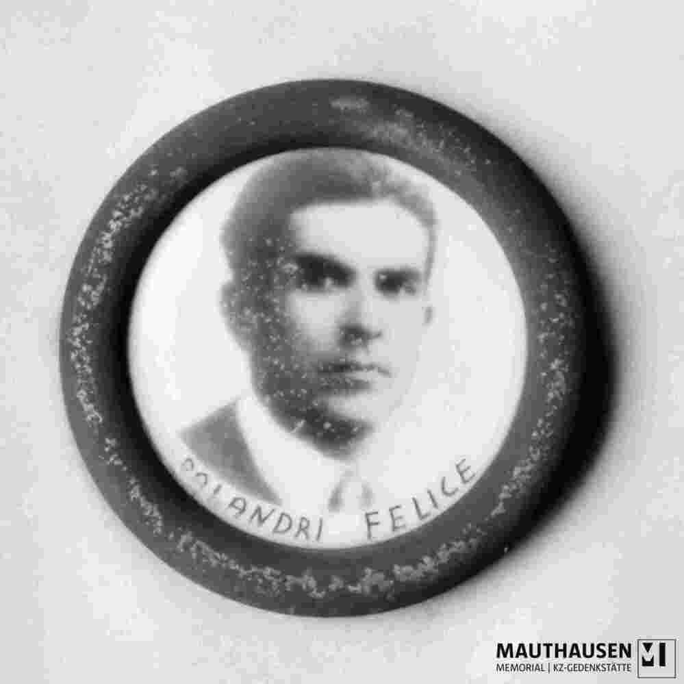 6.1.0250_10_01-13-001-10.jpg; 6.1.0250; Gedenktafel der Gemeinde Capraia e Limite mit 11 Namen und Fotomedaillons; Tafel mit Schrift und 11 Fotomedaillons