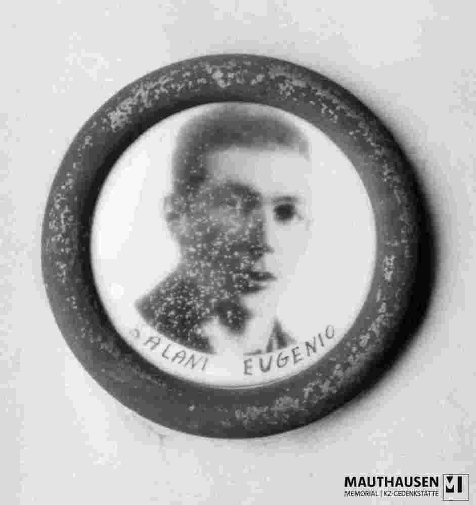 6.1.0250_11_01-13-001-11.jpg; 6.1.0250; Gedenktafel der Gemeinde Capraia e Limite mit 11 Namen und Fotomedaillons; Tafel mit Schrift und 11 Fotomedaillons