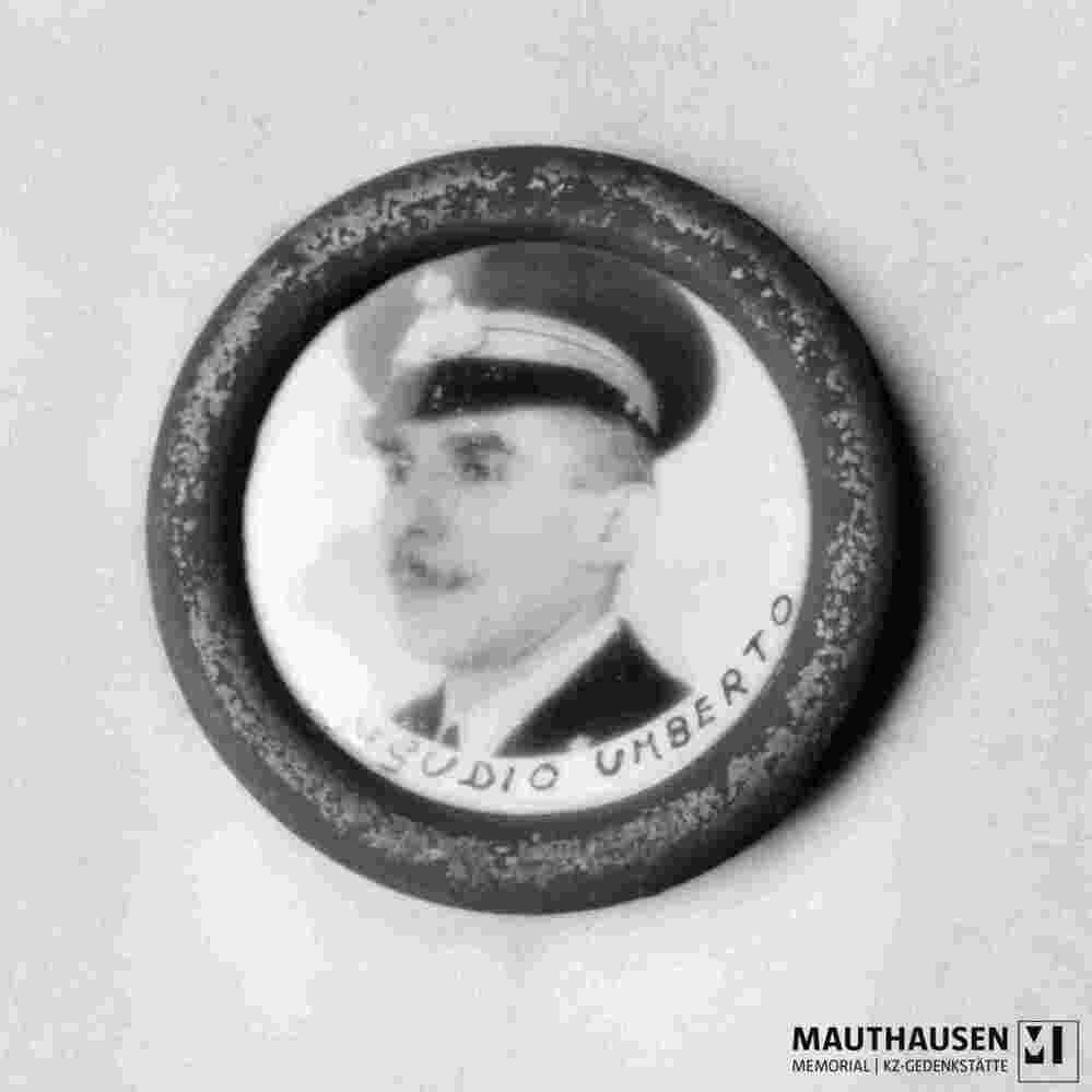 6.1.0250_2_01-13-001-02.jpg; 6.1.0250; Gedenktafel der Gemeinde Capraia e Limite mit 11 Namen und Fotomedaillons; Tafel mit Schrift und 11 Fotomedaillons