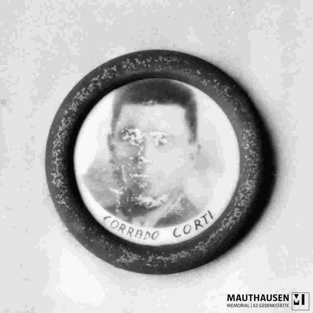 6.1.0250_4_01-13-001-04.jpg; 6.1.0250; Gedenktafel der Gemeinde Capraia e Limite mit 11 Namen und Fotomedaillons; Tafel mit Schrift und 11 Fotomedaillons