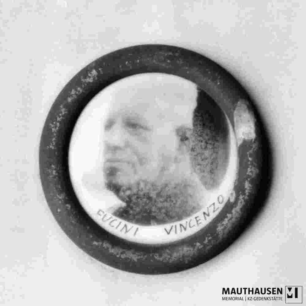 6.1.0250_5_01-13-001-05.jpg; 6.1.0250; Gedenktafel der Gemeinde Capraia e Limite mit 11 Namen und Fotomedaillons; Tafel mit Schrift und 11 Fotomedaillons