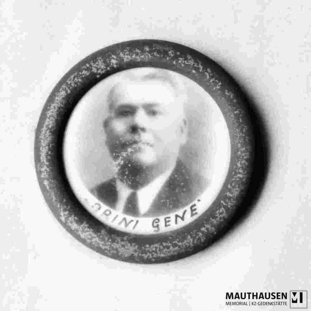 6.1.0250_6_01-13-001-06.jpg; 6.1.0250; Gedenktafel der Gemeinde Capraia e Limite mit 11 Namen und Fotomedaillons; Tafel mit Schrift und 11 Fotomedaillons