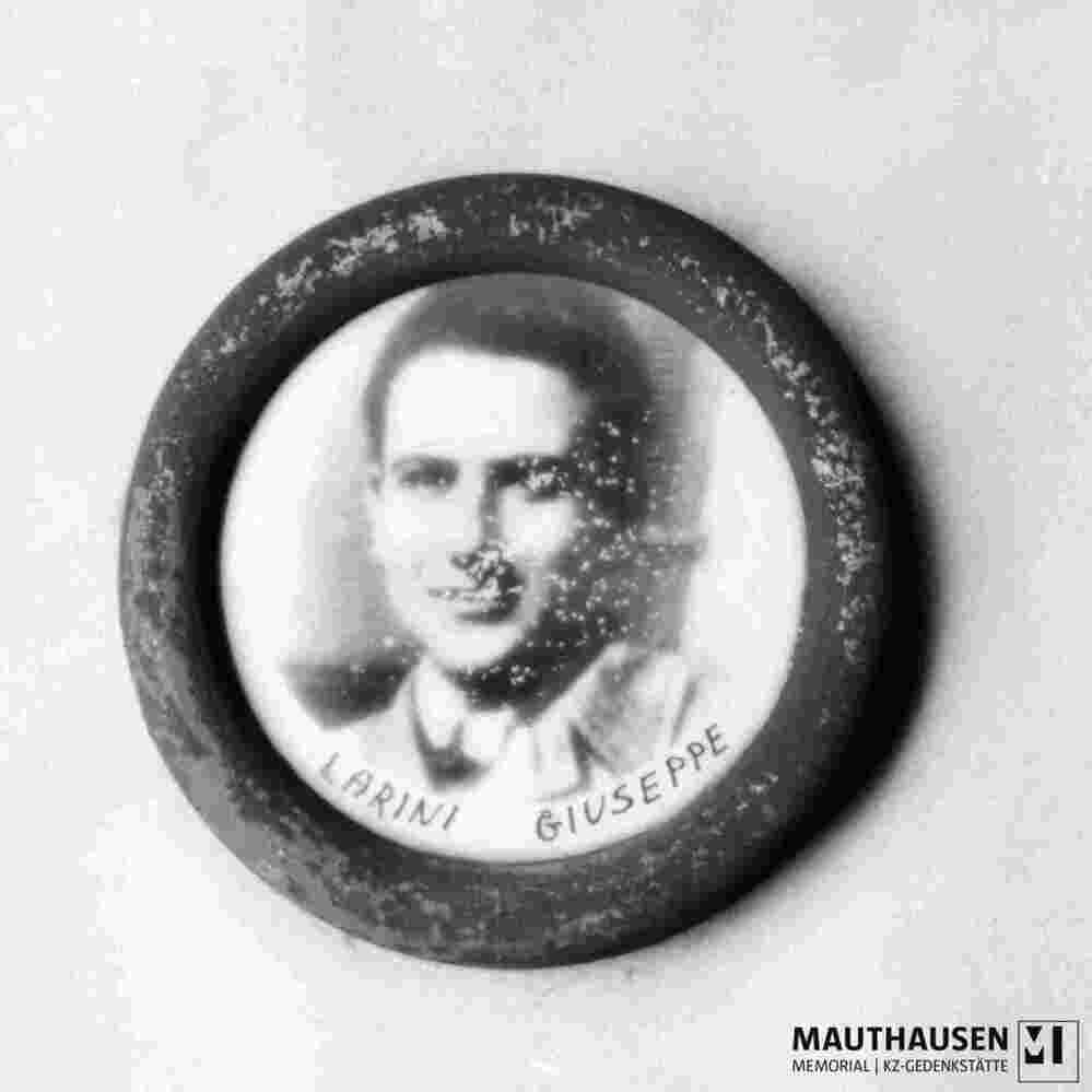 6.1.0250_7_01-13-001-07.jpg; 6.1.0250; Gedenktafel der Gemeinde Capraia e Limite mit 11 Namen und Fotomedaillons; Tafel mit Schrift und 11 Fotomedaillons