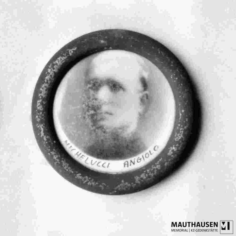 6.1.0250_9_01-13-001-09.jpg; 6.1.0250; Gedenktafel der Gemeinde Capraia e Limite mit 11 Namen und Fotomedaillons; Tafel mit Schrift und 11 Fotomedaillons