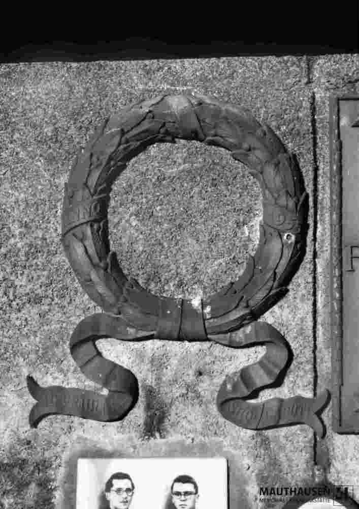 6.1.0362_01-13-114-01.jpg; 6.1.0362; kollektiver Gedenkranz des Friaul für seine Verstorbenen; Gedenkkranz