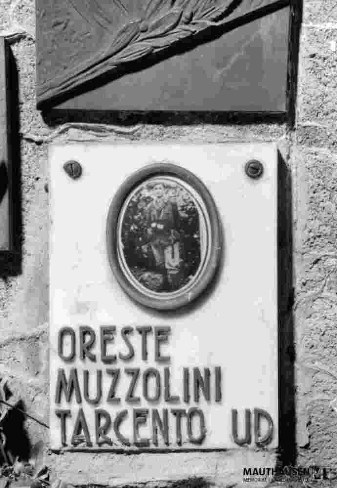 6.1.0537_01-13-300-01.jpg; 6.1.0537; Gedenktafel für Oreste Muzzolini, mit Fotomedaillon; Tafel mit Fotomedaillon