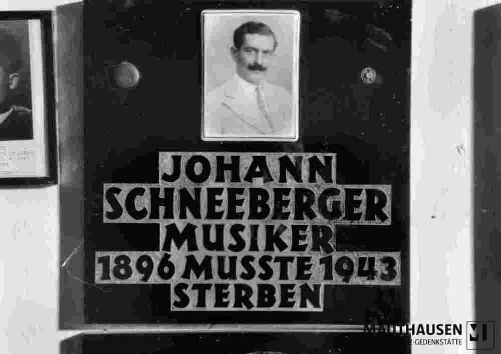 6.1.1004_12-00-370-01.jpg; 6.1.1004; ; Tafel mit Fotomedaillon