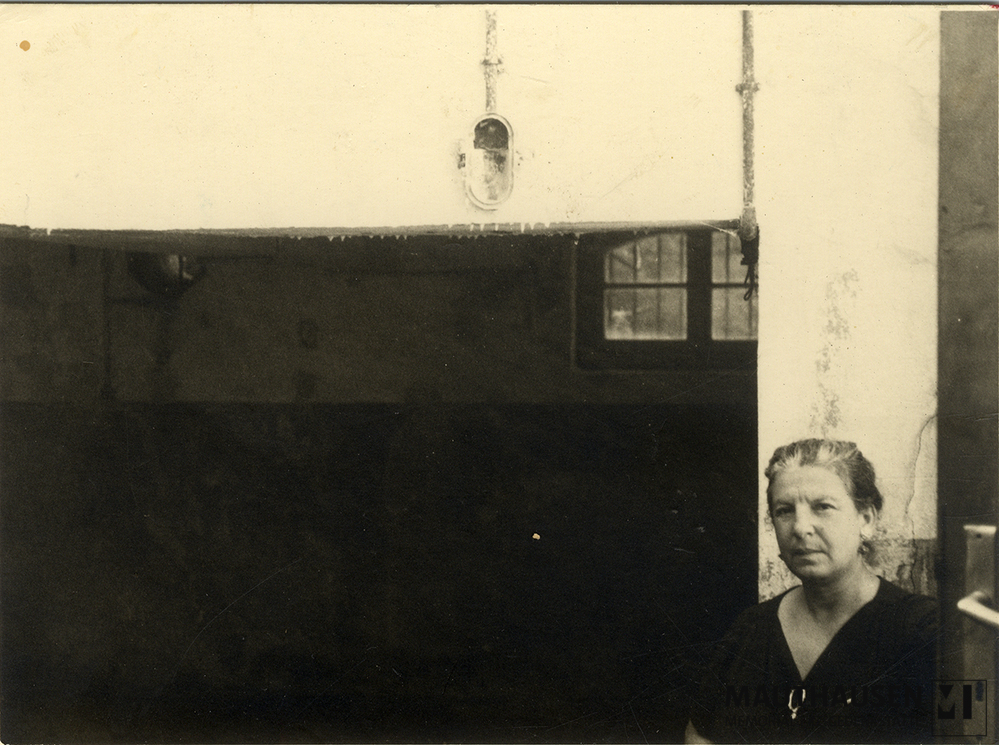 MM_4_15_004.jpg; 4.15.004; KZ Gedenkstätte Mauthausen: Miriam Novitch steht im ehemaligen Hinrichtungsraum mit Blick Richtung Appellplatz, im Keller des Reviergebäudes.; Fotografie