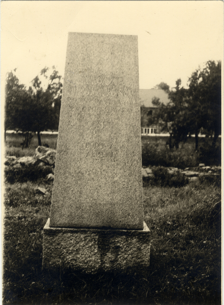 MM_4_15_011.jpg; 4.15.011; Areal des ehemaligen Konzentrationslagers Gusen: Polnischer Gedenkstein errichtet neben dem Gelände des ehemaligen Krematoriums.; Fotografie