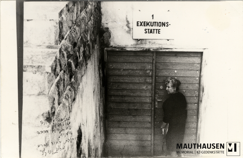 MM_4_15_016.jpg; 4.15.016; KZ Gedenkstätte Mauthausen: Miriam Novitch steht vor der verschlossenen Tür zur ehemaligen Hinrichtungsstätte.; Fotografie