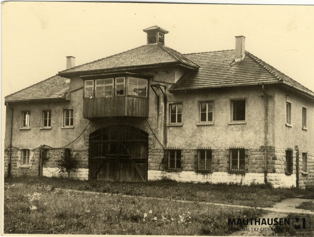 MM_4_15_017.jpg; 4.15.017; Areal des ehemaligen Konzentrationslagers Gusen: Blick auf das ehemalige Jourhaus, Sitz der SS-Lagerverwaltung. ; Fotografie