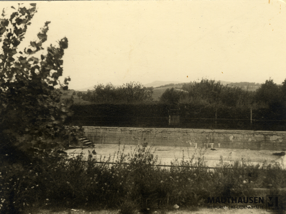 MM_4_15_022.jpg; 4.15.022; KZ Gedenkstätte Mauthausen: Vermutlich der ehemalige Löschteich beim Garagenhof.; Fotografie