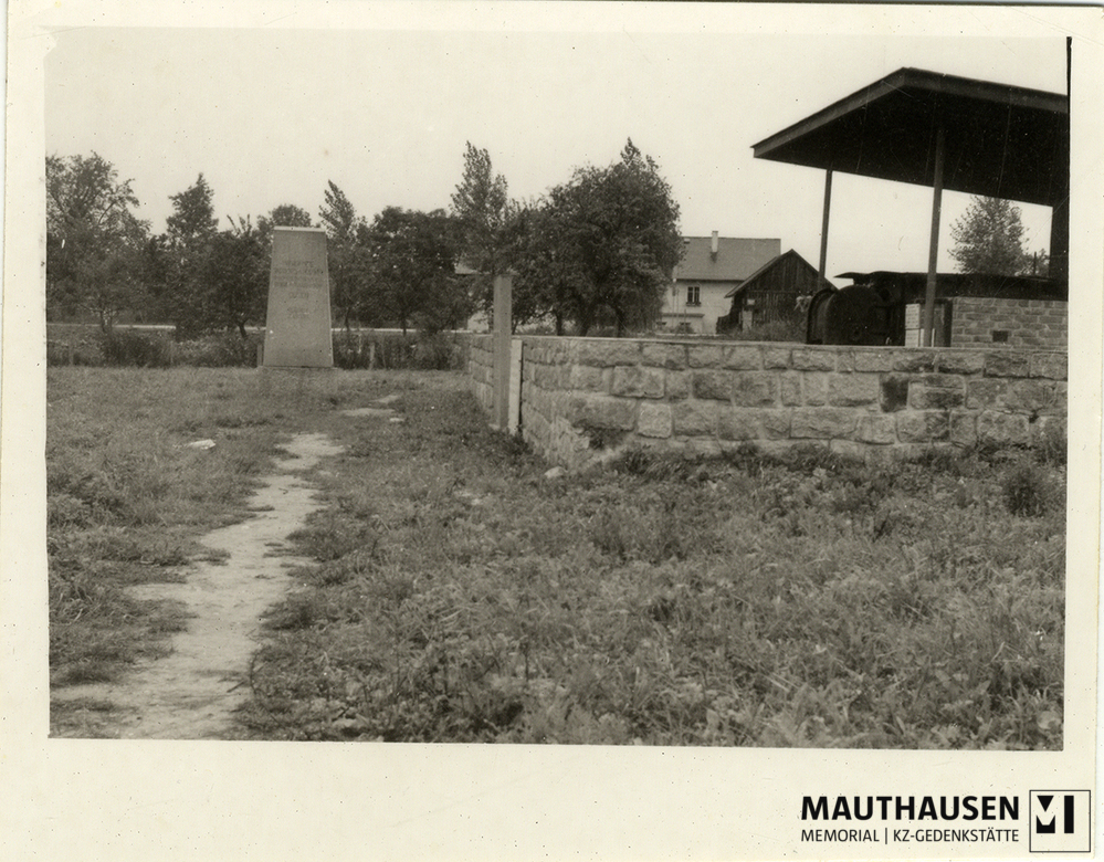 MM_4_15_025.jpg; 4.15.025; Areal des ehemaligen Konzentrationslagers Gusen: Blick auf die Überreste des Krematoriums rechts im Bild, das als inoffizielle Gedenkstätte fungiert, sowie den polnischen Gedenkstein. ; Fotografie
