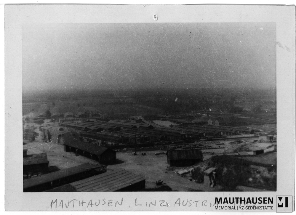 MM_4_17_0001.jpg; 4.17.0001; Befreites KZ Gusen: Blick auf die Fertigungshallen der Firma Steyr-Daimler-Puch und Teile des Lagers Gusen I; digitale Kopie vom Fotopositiv