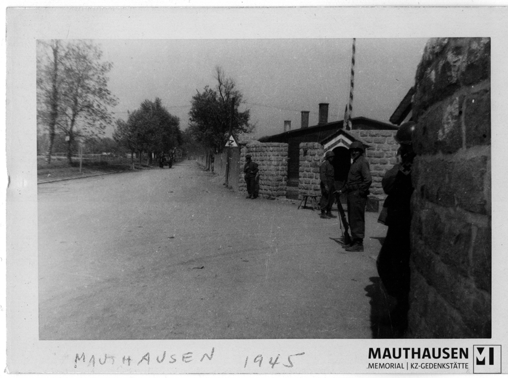 MM_4_17_0002.jpg; 4.17.0002; Befreites KZ Gusen: Vor dem Eingangsbereich zum Schutzhaftlager; digitale Kopie vom Fotopositiv