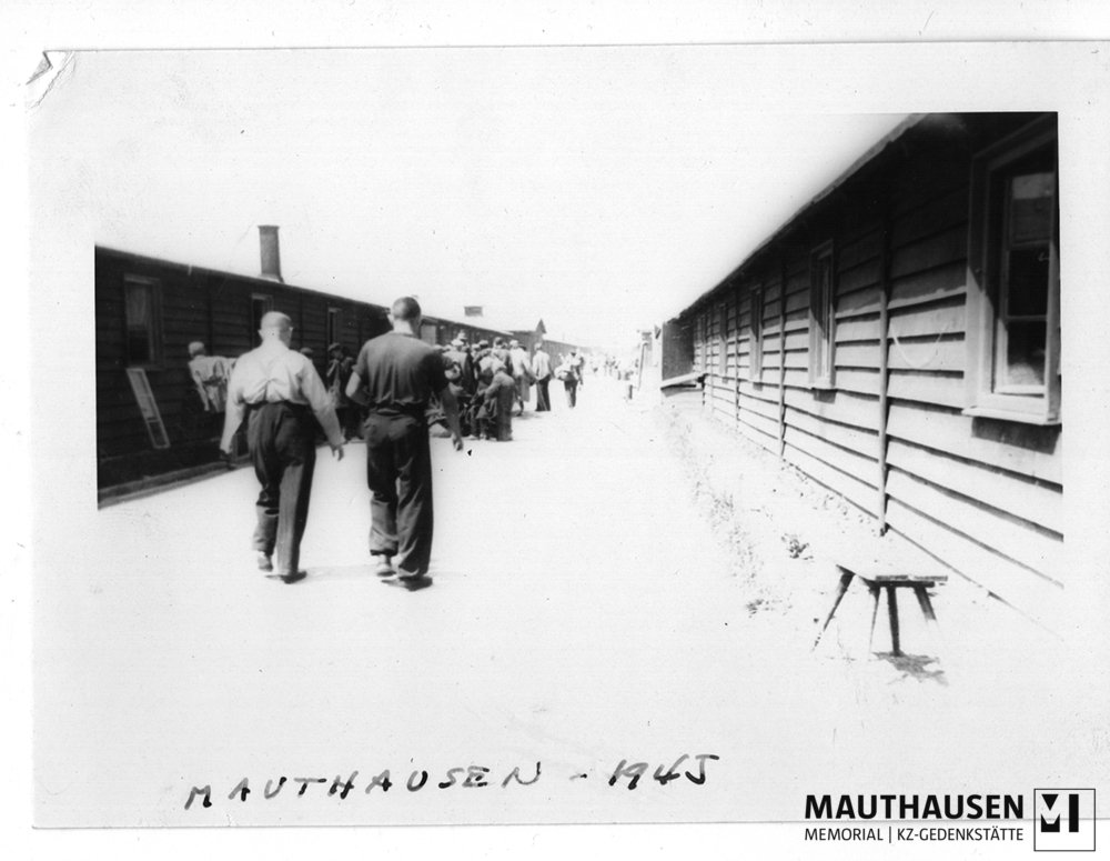 MM_4_17_0004.jpg; 4.17.0004; Befreites KZ Gusen: Überlebende auf einer Lagerstraße im Häftlingslager; digitale Kopie vom Fotopositiv
