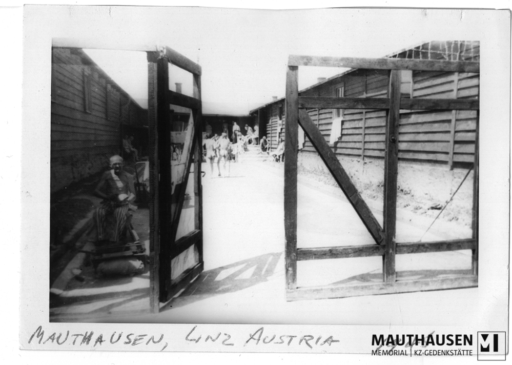 MM_4_17_0006.jpg; 4.17.0006; Befreites KZ Gusen: Vor dem Eingang zum Krankenrevier, wo sich Überlebende im Freien aufhalten; digitale Kopie vom Fotopositiv