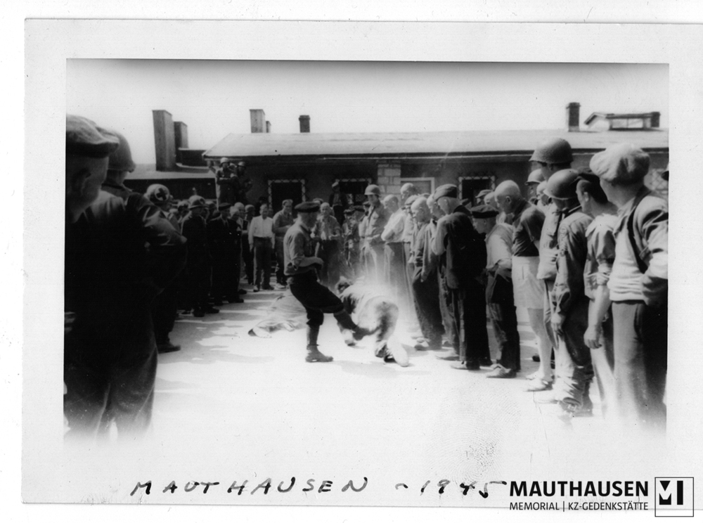 MM_4_17_0014.jpg; 4.17.0014; Befreites KZ Gusen: Ehemalige SS-Männer werden von KZ-Überlebenden erniedrigt; digitale Kopie vom Fotopositiv