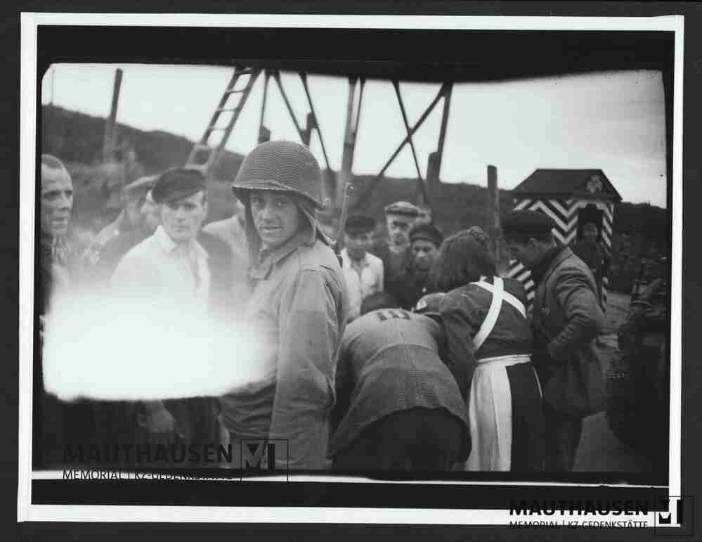 MM_4_2_3_001_B4.jpg; 4.2.3.001.B4; Befreites KZ Mauthausen: Soldat der US Army mit Überlebenden und einer Krankenschwester ;
