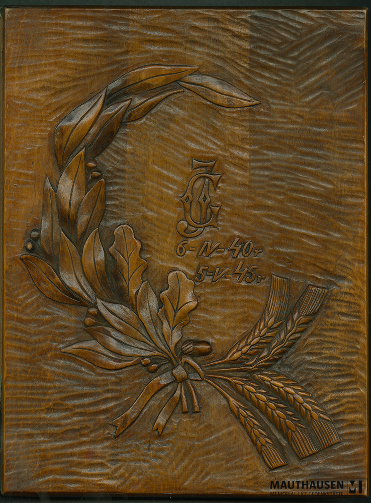 MM_4_4_2_1_01_NEU.jpg; 4.4.2.1.001; Befreites KZ Gusen: Fotoalbum Jerzy Ginter, Albumeinband; Fotoalbum