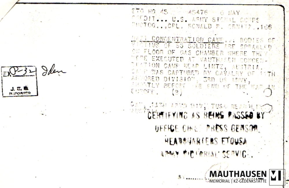 MM_4_7_1_0002_verso.jpg; 4.7.1.0002; Befreites KZ Mauthausen: Übereinander gestapelte Leichen, teilweise mit Decken, in ehemaligen Leichenkühlräumen des KZ Mauthausen zwischen Krematorium I und dem Hinrichtungsraum. ;