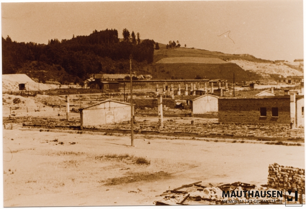 MM_4_7_1_0005.jpg; 4.7.1.0005; Befreites KZ Gusen: Blick auf die Ruinen des abgebrannten Lagers Gusen II;