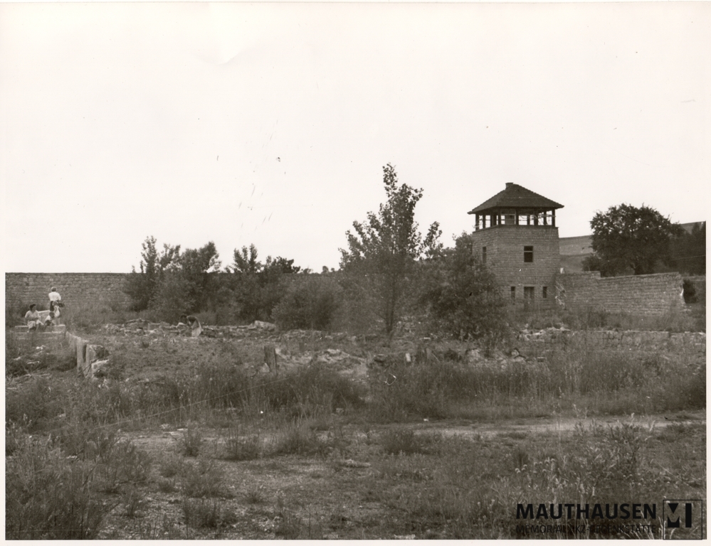 MM_4_7_1_0008.jpg; 4.7.1.0008; Areal des ehemaligen KZ Gusen: Blick auf das Gelände im Nordwesten mit Wachturm und Mauerresten;