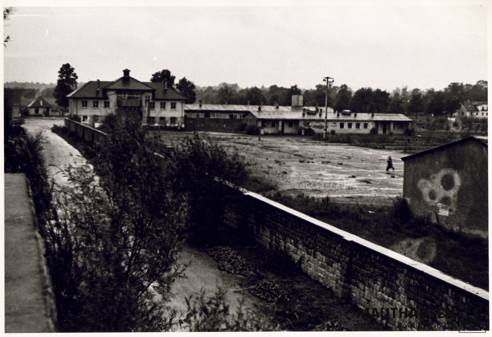 MM_4_7_1_0009.jpg; 4.7.1.0009; Areal des ehemaligen KZ Gusen: Mauer entlang des Appellplatzes und Jourhaus;