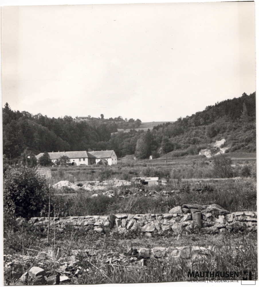 MM_4_7_1_0011.jpg; 4.7.1.0011; Areal des ehemaligen KZ Gusen: Mauerreste und ein Hof;