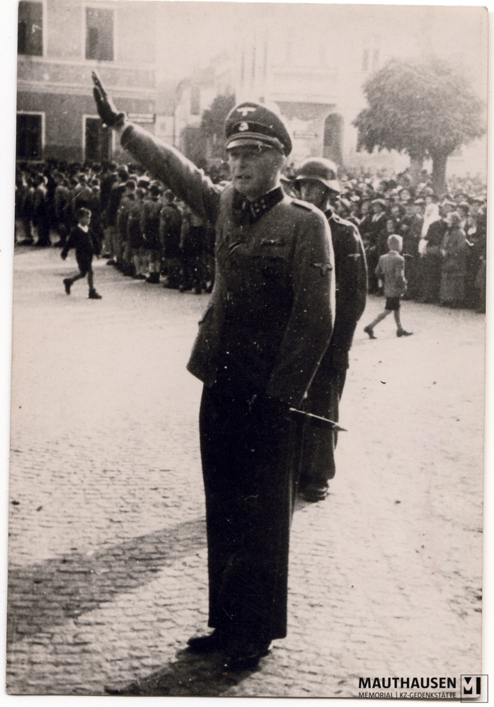MM_4_7_1_0014.jpg; 4.7.1.0014; Franz Ziereis, Lagerkommandant des KZ Mauthausen, während einer Ansprache in St. Georgen an der Gusen. ;