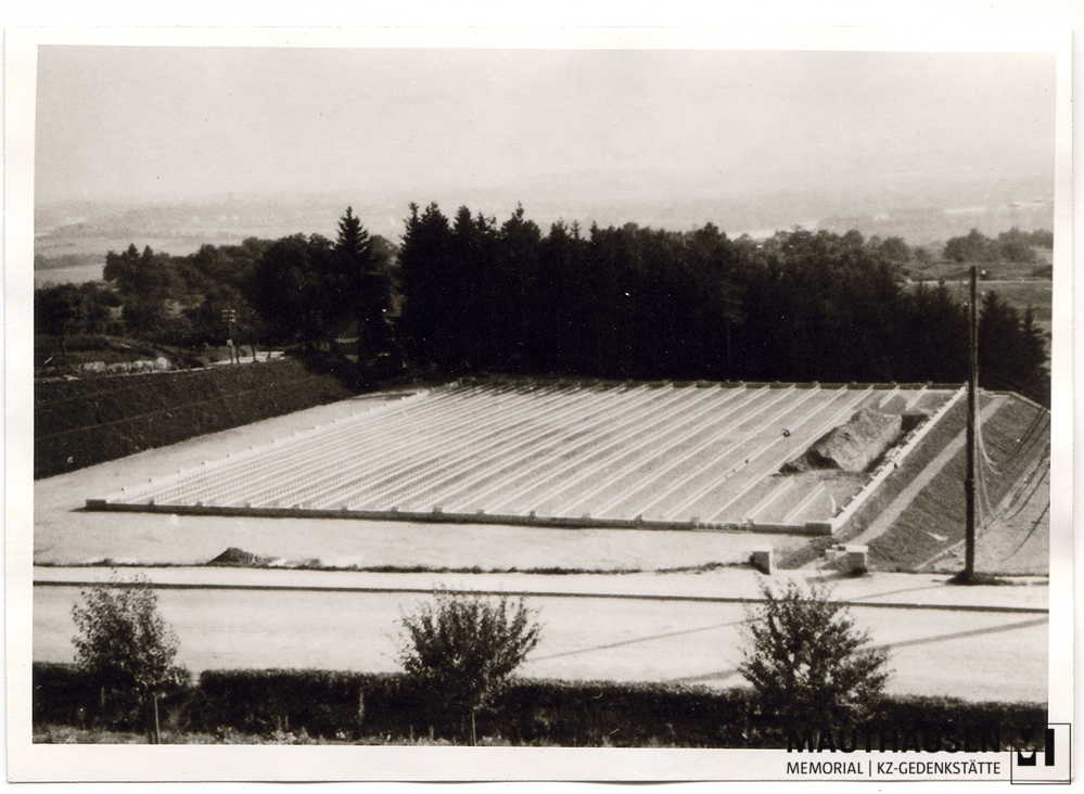MM_4_7_2_0003.jpg; 4.7.2.0003; Befreites KZ Mauthausen: Blick auf das Camp Cemetery Mauthausen, am ehemaligen SS-Sportplatz;