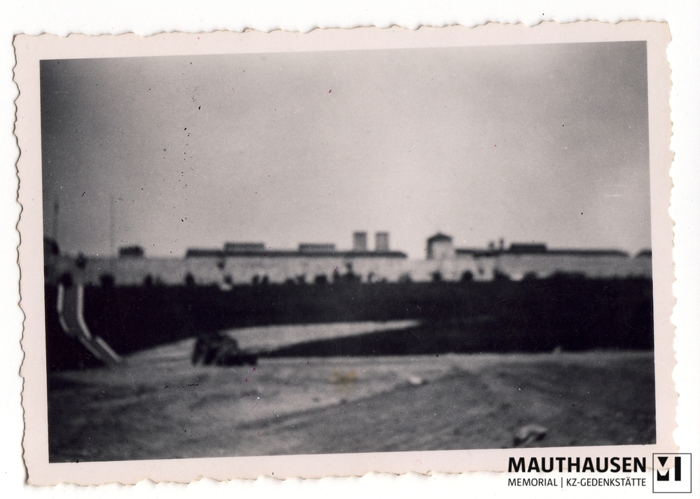 MM_4_7_3_0002.jpg; 4.7.3.0002; Befreites KZ Mauthausen: Verschwommene Aufnahme vom Camp Cemetery Mauthausen (ehemaliger SS-Sportplatz) hinauf auf die Außenmauern des Konzentrationslagers. ;