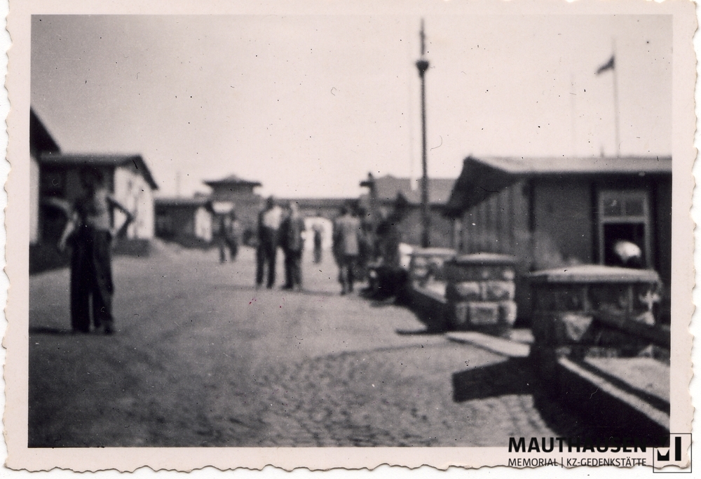MM_4_7_3_0005.jpg; 4.7.3.0005; Befreites KZ Mauthausen: Verschwommene Aufnahme der Zufahrtsstraße ("Karacho-Weg") hinauf Richtung Jourhaus/Lagertor ;