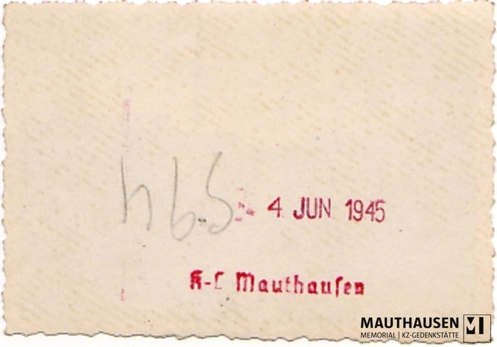 MM_4_7_3_0005_verso.jpg; 4.7.3.0005; Befreites KZ Mauthausen: Verschwommene Aufnahme der Zufahrtsstraße ("Karacho-Weg") hinauf Richtung Jourhaus/Lagertor ;