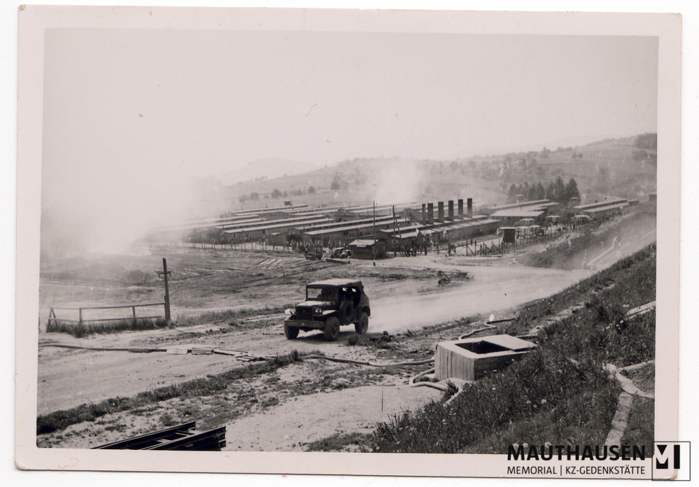 MM_4_7_4_0001.jpg; 4.7.4.0001; Befreites KZ Mauthausen: Blick auf das „Russenlager“ bzw. „Sanitätslager“ ;