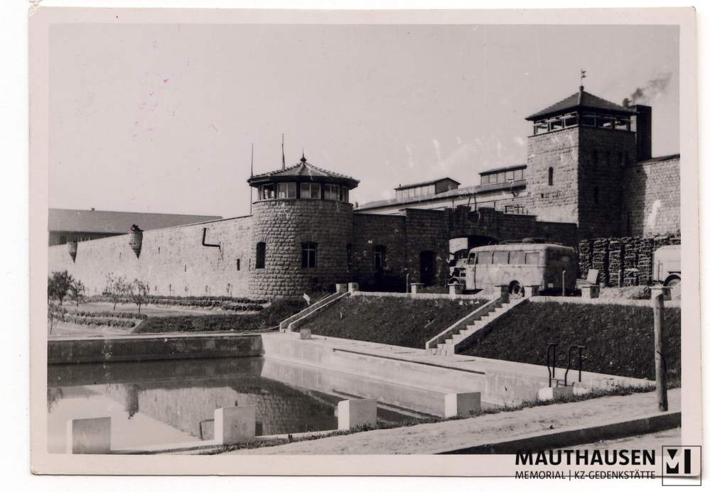 MM_4_7_4_0003.jpg; 4.7.4.0003; Befreites KZ Mauthausen: Blick auf den Löschteich und die Außenmauern des Garagenhofs ;