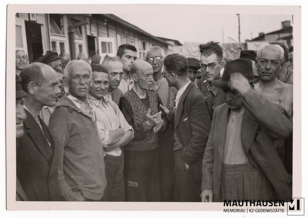 MM_4_7_4_0004.jpg; 4.7.4.0004; Befreites KZ Mauthausen: Überlebende im Gespräch mit dem Delegierten des Internationalen Komitees vom Roten Kreuz, Louis Häfliger ;
