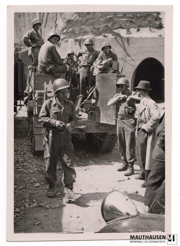 MM_4_7_4_0006.jpg; 4.7.4.0006; Befreiung des KZ Gusen: Ein Panzerfahrzeug mit Soldaten der US Army steht vor einem der Eingänge zum Stollensystem „Bergkristall“ der Firma Messerschmitt in St. Georgen ;