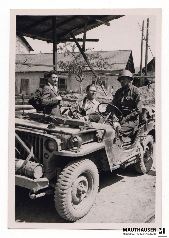 MM_4_7_4_0007.jpg; 4.7.4.0007; Louis Häfliger, Delegierter des Internationalen Komitees vom Roten Kreuz in einem Jeep der US Army;